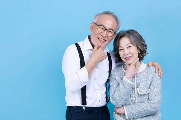 Aktywne Młody Seniorzy Koreański Azji Para Umieścić Ręce Wokół Siebie — Zdjęcie stockowe