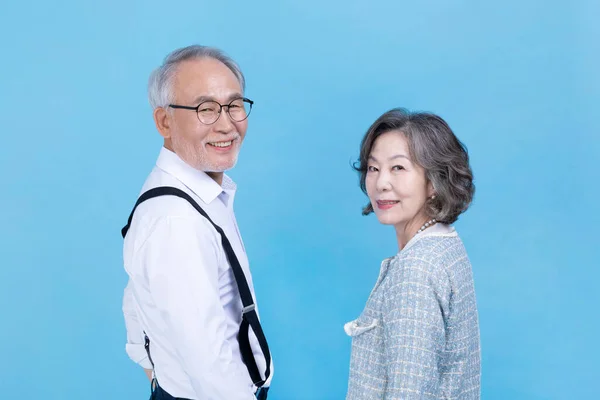 Sonriendo Activo Joven Senior Coreano Asiático Pareja Contra Estudio Fondo —  Fotos de Stock
