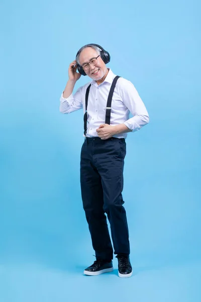Attivo Giovane Senior Coreano Asiatico Maschio Ascoltare Musica Con Auricolare — Foto Stock