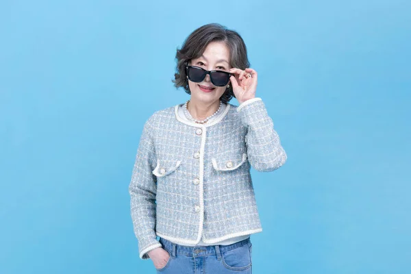 Attivo Giovane Anziano Coreano Asiatico Donna Indossare Sunglass — Foto Stock