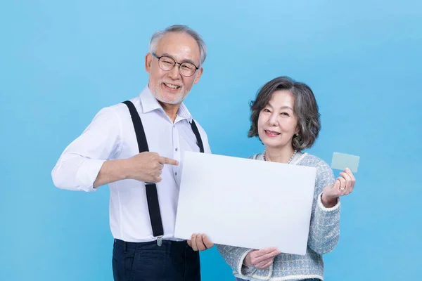 Aktives Junges Koreanisches Paar Mit Kreditkarte Und Copyspace Board Vor — Stockfoto