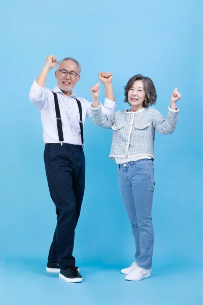 Glückliche Und Aktive Junge Ältere Koreanische Asiatische Paare Vor Studiohintergrund — Stockfoto