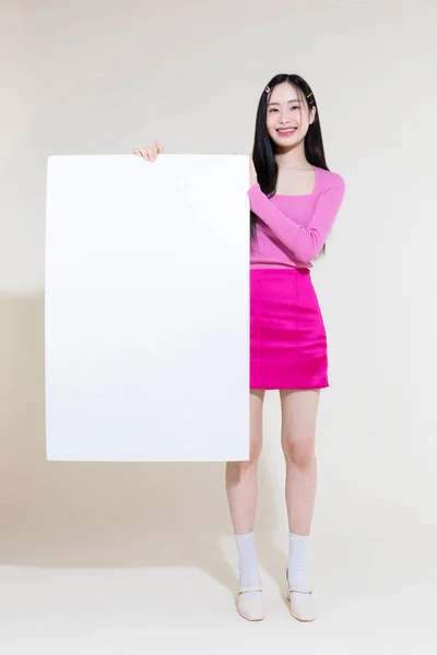 雅典娜Y2K粉红复古概念照片的韩国亚洲可爱女人抱着大框架 — 图库照片