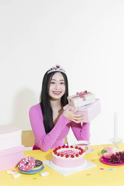 ヴィンテージY2Kピンクレトロのコンセプト写真韓国のアジアのかわいい女性の誕生日パーティーのコンセプトに対するスタジオの背景 — ストック写真