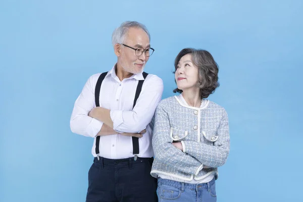 Active Young Senior Korean Asian Couple Standing Back Back — Stock Photo, Image