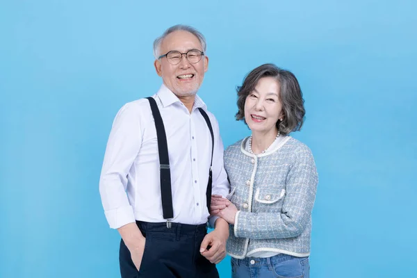 Ενεργός Νεαρός Ανώτερος Κορεάτης Ασιάτης Άνδρας Και Γυναίκα Στέκεται Σταυρωμένα — Φωτογραφία Αρχείου