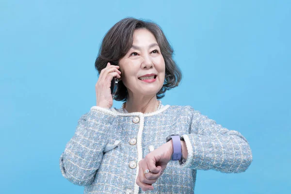 Attiva Giovane Coreana Anziana Donna Asiatica Guardia Con Dispositivo Intelligente — Foto Stock