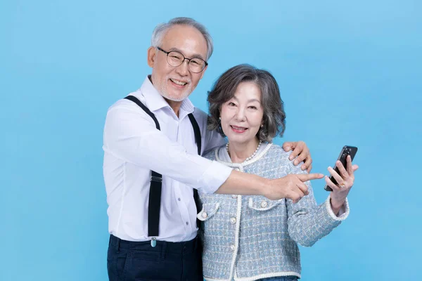Jovem Ativo Casal Asiático Coreano Sênior Olhando Para Smartphone Contra — Fotografia de Stock
