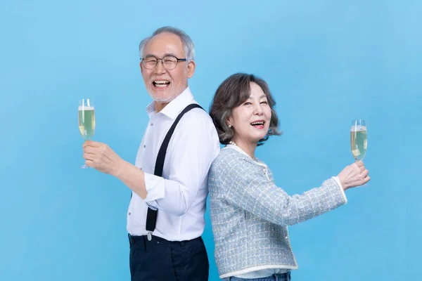 Aktive Junge Ältere Koreanische Asiatische Paare Halten Champagnergläser Vor Studiohintergrund — Stockfoto