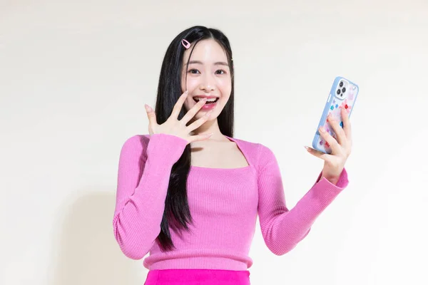 Вінтажний Y2K Рожевий Ретро Концепт Фото Корейської Азіатської Милої Жінки — стокове фото