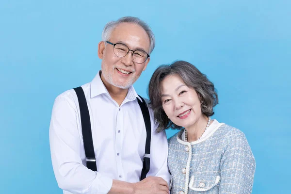 Uśmiechnięta Młody Seniorzy Koreański Azji Para — Zdjęcie stockowe