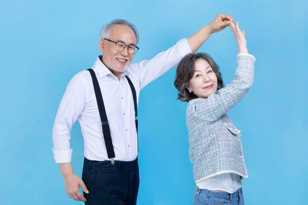 Танцуют Активные Молодые Корейские Старшие Азиатские Пары Студийный Фон Фоне — стоковое фото
