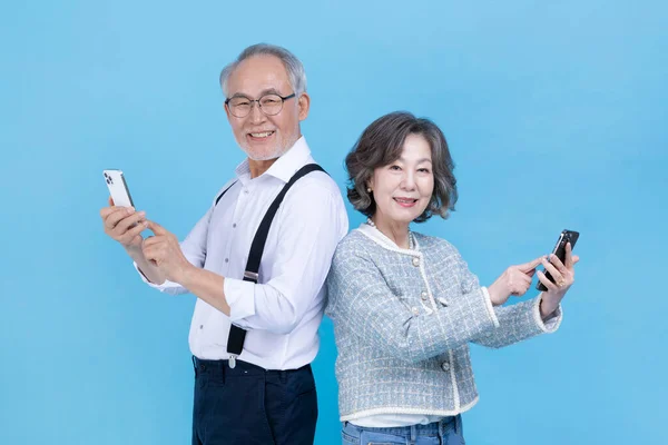 Jovem Ativo Casal Asiático Coreano Sênior Olhando Para Smartphone Outro — Fotografia de Stock