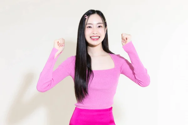 ヴィンテージY2Kピンクレトロなコンセプト写真の韓国人可愛いですアジアの可愛いです女性とともに手の動きに対してスタジオの背景 — ストック写真