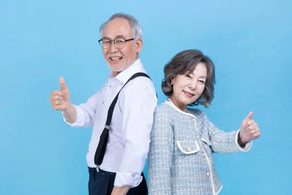 Aktive Junge Ältere Koreanische Asiatische Paare Mit Handbewegungen Vor Studiohintergrund — Stockfoto