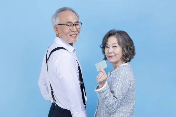 Aktywne Młody Seniorzy Koreański Azji Para Posiadające Karty Kredytowe — Zdjęcie stockowe