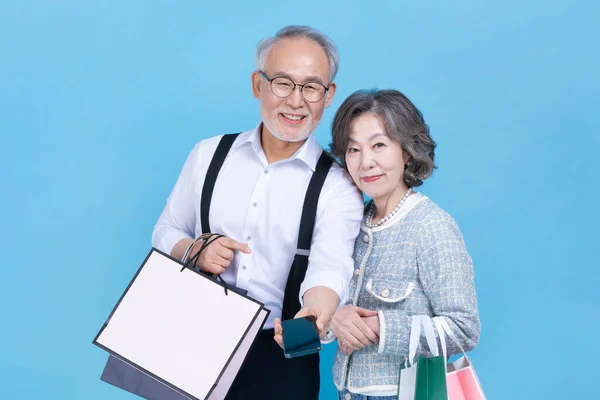 Aktives Junges Koreanisches Paar Mit Einkaufstaschen Und Smartphone — Stockfoto