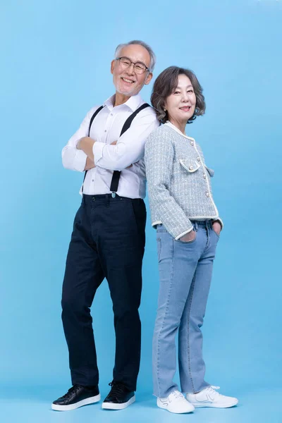Activo Joven Senior Coreano Asiático Pareja Hombre Mujer Pie Espalda —  Fotos de Stock