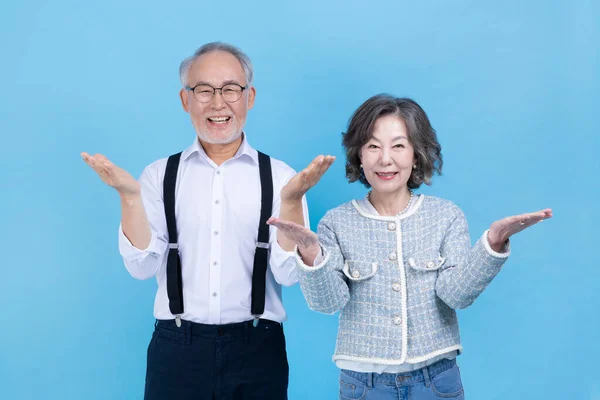 Activa Joven Senior Coreano Asiático Pareja Con Llegar Mano Movimiento —  Fotos de Stock