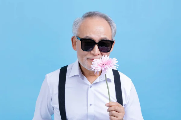Attivo Giovane Anziano Coreano Asiatico Maschio Holding Fiore Contro Studio — Foto Stock