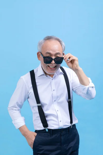 Attivo Giovane Anziano Coreano Asiatico Maschio Indossare Occhiali Sole — Foto Stock