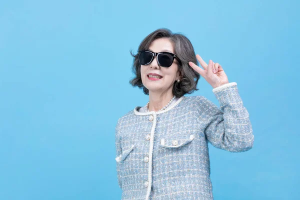 Attiva Giovane Anziana Coreana Asiatica Donna Indossa Occhiali Sole Con — Foto Stock