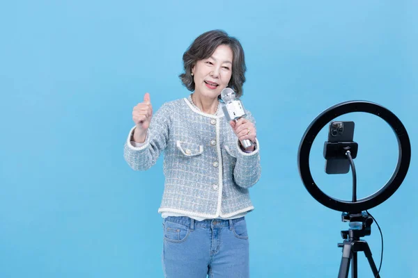 Canto Attivo Giovane Coreana Anziana Donna Asiatica Con Smartphone Concetto — Foto Stock