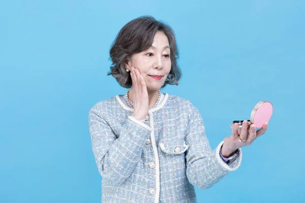 Attiva Giovane Donna Asiatica Coreana Senior Possesso Prodotti Cosmetici Bellezza — Foto Stock