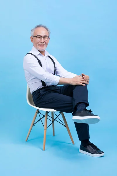 Attivo Giovane Senior Coreano Asiatico Maschio Seduta Sedia Contro Studio — Foto Stock