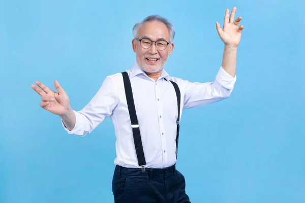 Stüdyonun Arka Planında Dans Eden Yaşlı Yaşlı Koreli Bir Erkek — Stok fotoğraf