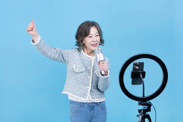 Canto Attivo Giovane Coreana Anziana Donna Asiatica Con Smartphone Concetto — Foto Stock