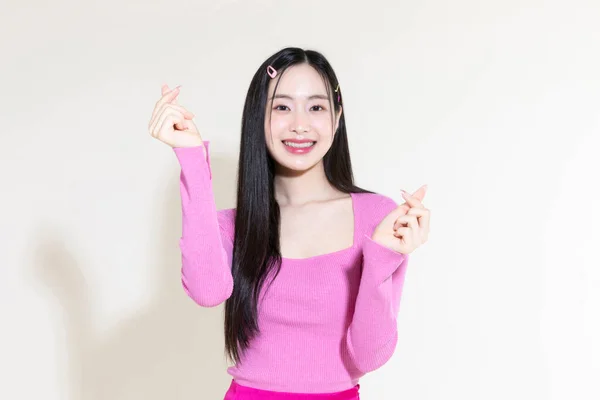 雅典娜Y2K粉红复古概念照片的背景下 韩国亚洲可爱女子的手部动作工作室背景 — 图库照片