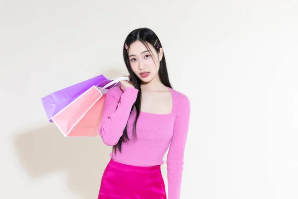 雅典娜Y2K粉红复古概念照片的韩国亚洲可爱女人拿着购物袋 — 图库照片