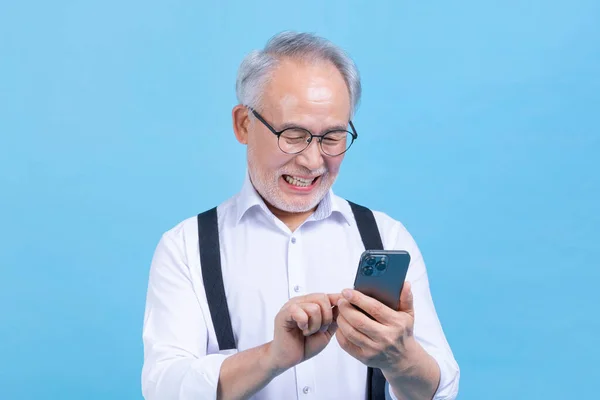 Actif Jeune Coréen Senior Asiatique Mâle Regardant Smartphone Sur Fond — Photo