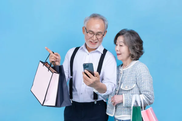 Actief Jong Senior Koreaans Aziatisch Paar Met Winkeltassen Smartphone Tegen — Stockfoto
