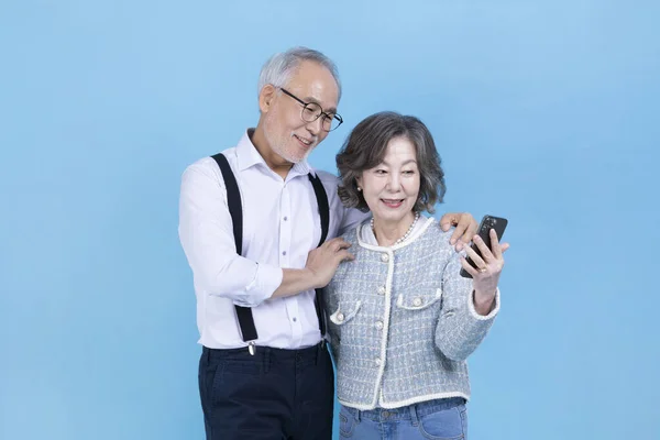 Jeune Couple Asiatique Coréen Actif Regardant Smartphone Sur Fond Studio — Photo