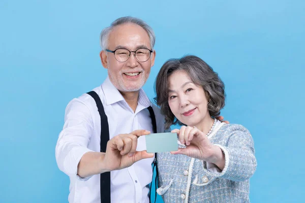 Actif Jeune Senior Coréen Asiatique Couple Tenant Carte Crédit Sur — Photo