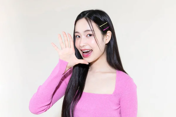 雅典娜Y2K粉红复古概念照片的背景下 韩国亚洲可爱女子的手部动作工作室背景 — 图库照片