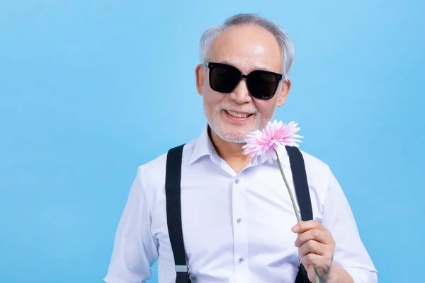 Attivo Giovane Senior Coreano Asiatico Maschio Holding Fiore — Foto Stock