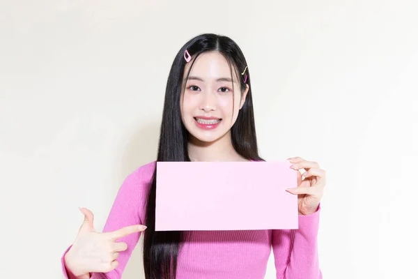 ヴィンテージY2Kピンクレトロのコンセプト写真韓国人可愛い女性がギフト券を持っている — ストック写真