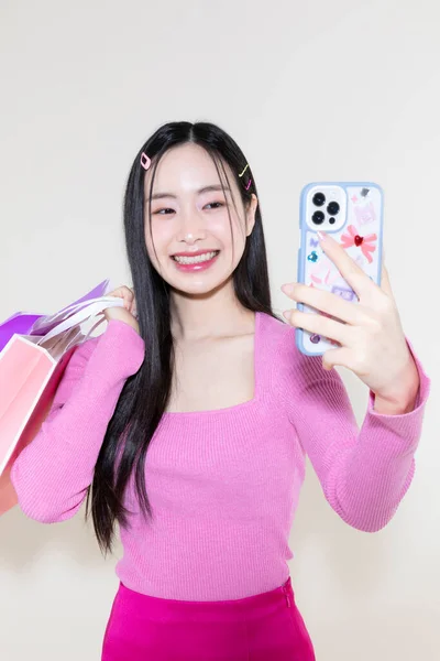 빈티지 Y2K 스마트폰 쇼핑백을 리아의 귀여운 여성의 — 스톡 사진