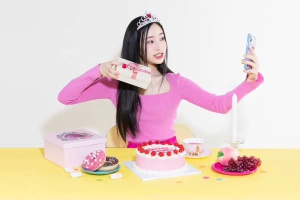 Вінтажний Y2K Рожевий Ретро Концепт Фото Корейської Азіатської Милої Жінки — стокове фото