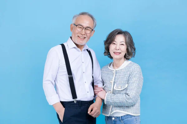 Joven Activo Senior Coreano Asiático Hombre Mujer Pie Con Los —  Fotos de Stock