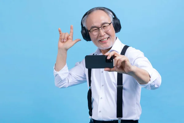Actief Jong Senior Koreaans Aziatisch Man Luisteren Naar Muziek Met — Stockfoto