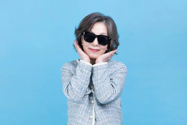 Attiva Giovane Anziana Coreana Asiatica Donna Indossa Occhiali Sole Con — Foto Stock