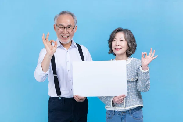 Activo Joven Senior Coreano Asiático Pareja Con Copyspace Tablero Contra —  Fotos de Stock