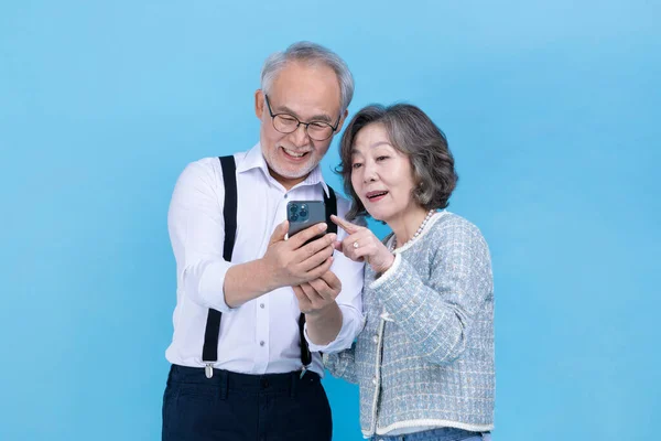Jovem Ativo Casal Asiático Coreano Sênior Olhando Para Smartphone Contra — Fotografia de Stock