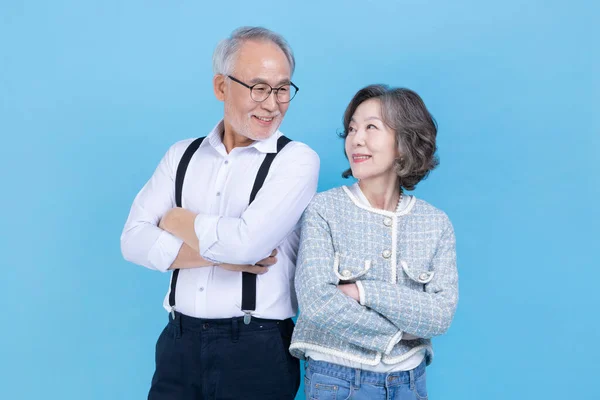 Активные Молодые Корейские Старшеклассники Мужчина Женщина Сталкиваются Друг Другом Студийном — стоковое фото