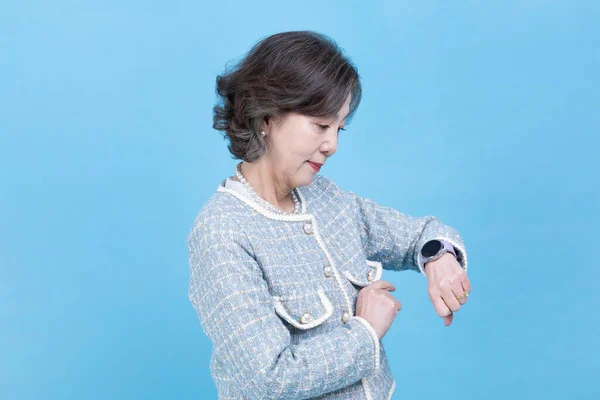 Aktív Fiatal Idős Koreai Ázsiai Használ Smart Watch — Stock Fotó