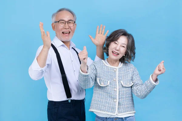 Feliz Activa Joven Senior Coreano Asiático Pareja Contra Fondo Estudio — Foto de Stock